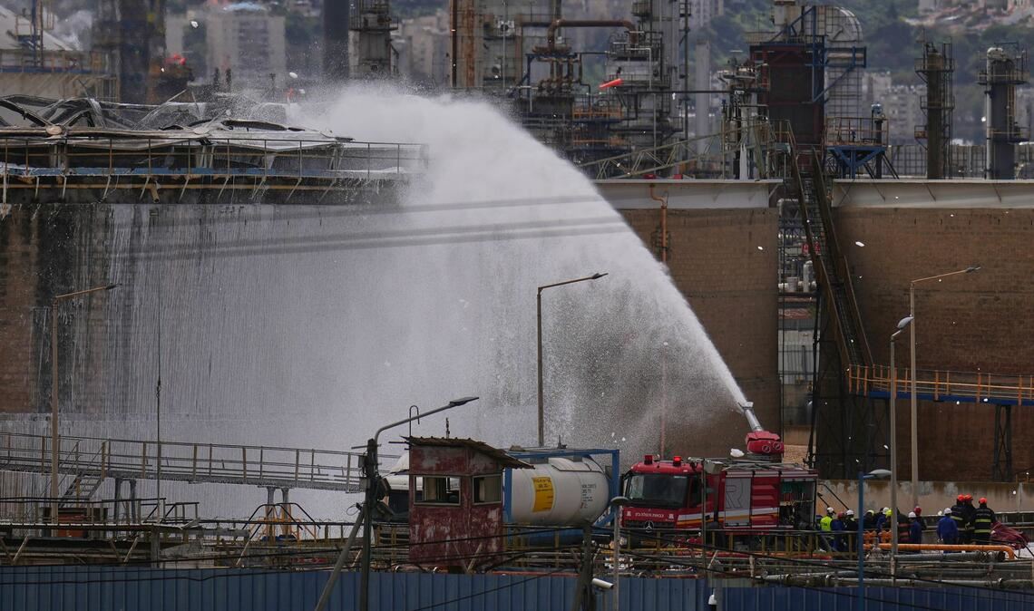 Eine Raffinerie im israelischen Haifa wurde Ziel eines iranischen Raketenangriffs.