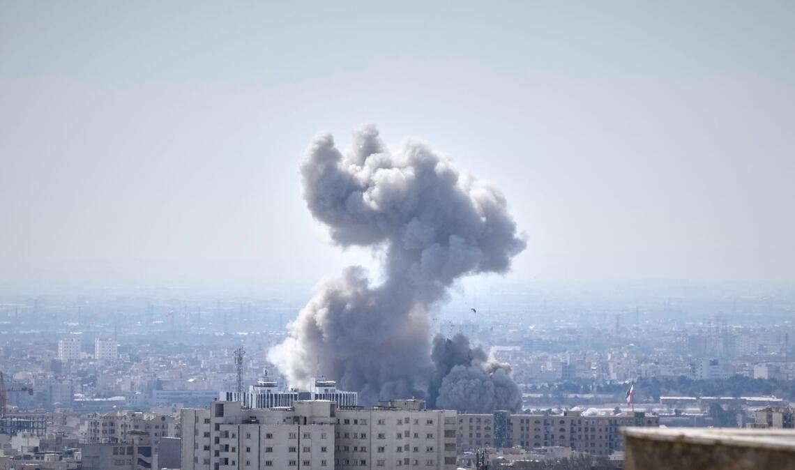 Eine Rauchwolke steigt nach einer Explosion auf. Die Länder USA und Israel haben den Iran angegriffen.