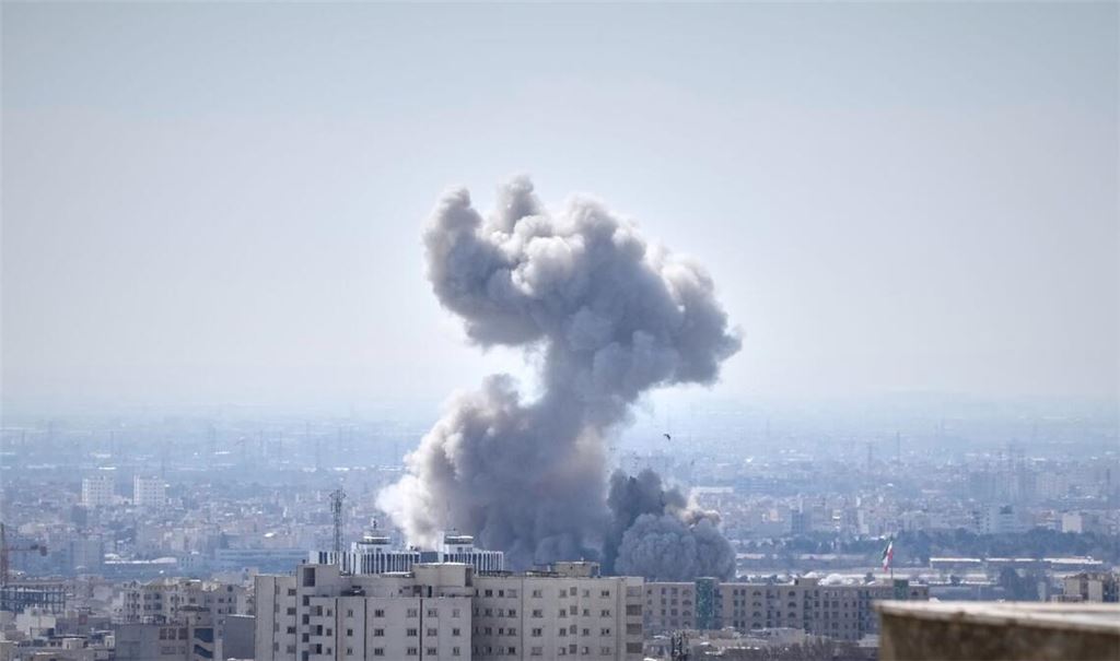 Eine Rauchwolke steigt nach einer Explosion auf. Die Länder USA und Israel haben den Iran angegriffen.
