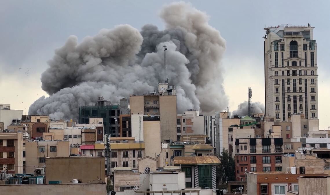 Eine Rauchwolke steigt nach einer Explosion in Teheran auf. (Archivbild)