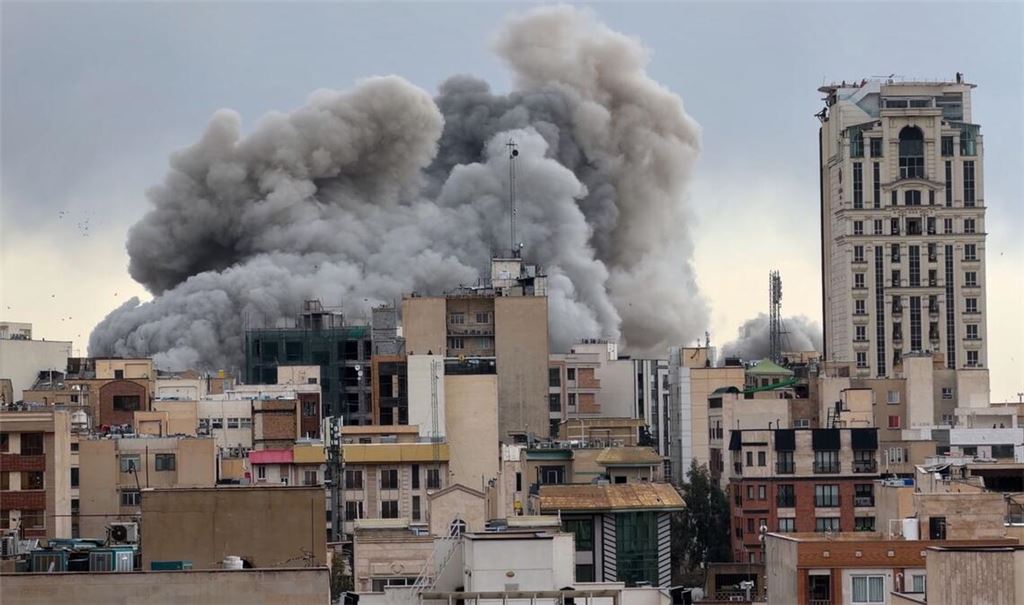 Eine Rauchwolke steigt nach einer Explosion in Teheran auf. (Archivbild)