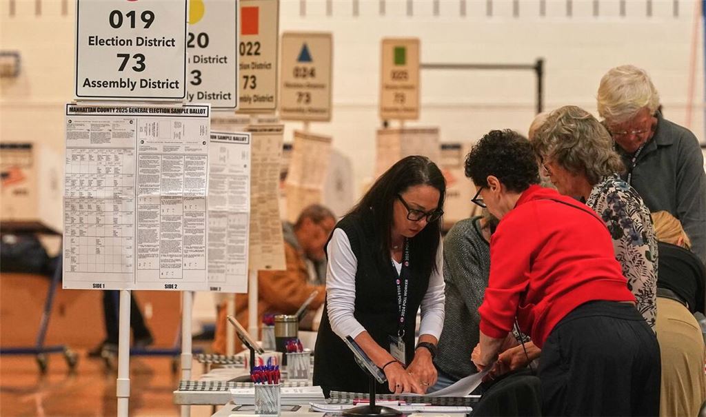 Eine Rekordzahl von mehr als 700.000 Menschen hatte auch schon in den Tagen vor der Wahl in dafür eingerichteten Wahllokalen ihre Stimme abgegeben.