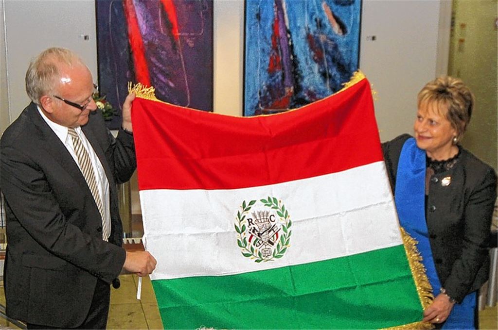 Eine Reproduktion der ersten 1797 in Reggio Emilia gefertigten italienischen Tricolore der seinerzeitigen Cispadanischen Republik überreicht die Reggio-Landrätin Sonia Masini ihrem Enzkreis-Kollegen Karl Röckinger. Foto: Kollros