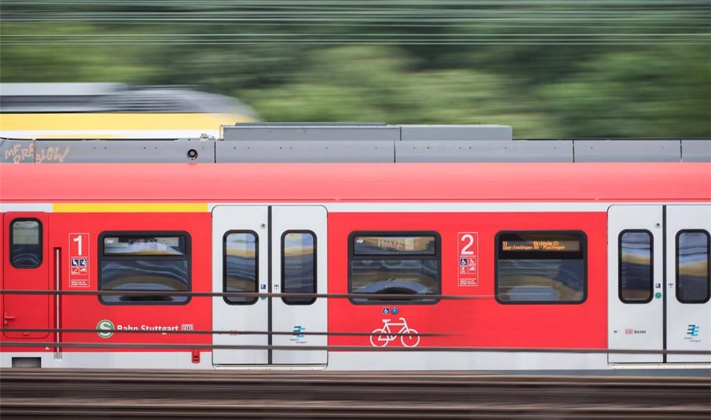 Eine S-Bahn ist in Nordrhein-Westfalen in eine herabhängende Oberleitung gefahren. (Symboldbild)