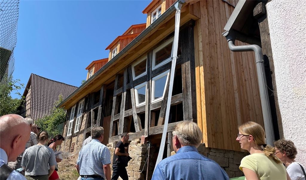 Eine Scheune wird zum Wohnhaus: Ortstermin des Landesamtes für Denkmalpflege in Lienzingen. Foto: privat