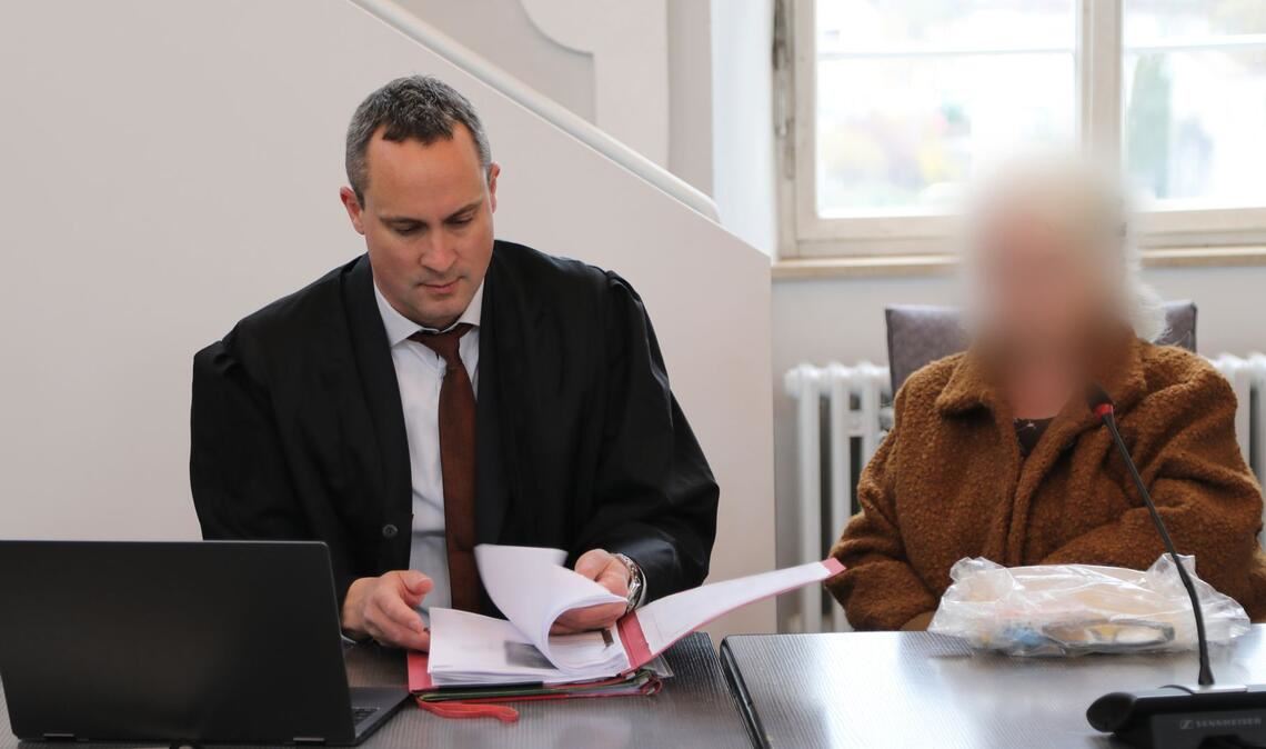 Eine Seniorin sitzt neben ihrem Verteidiger Timo Fuchs vor dem Lanndgericht Ellwagen.