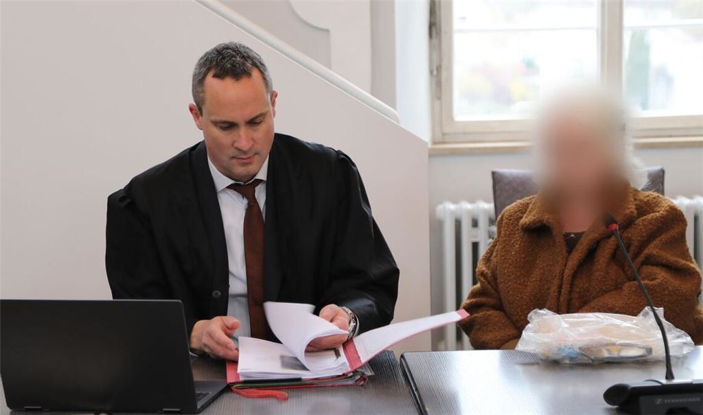 Eine Seniorin sitzt neben ihrem Verteidiger Timo Fuchs vor dem Lanndgericht Ellwagen.