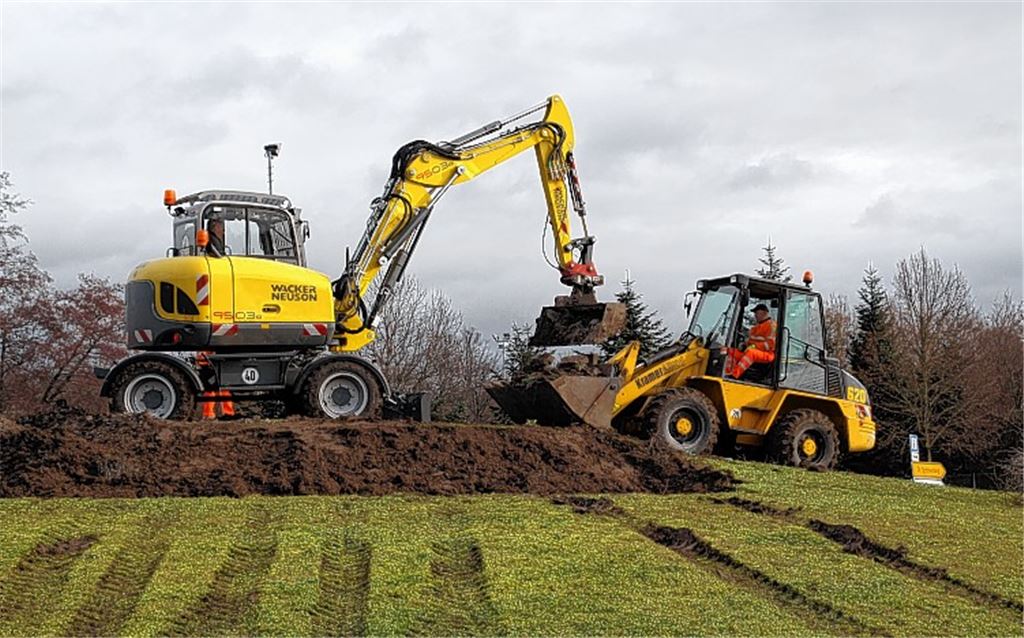 Eine Sicherheitsrichtlinie der EU will es so: Bagger rollen auf den Kreisverkehr bei Ötisheim und räumen alle festen Einbauten ab, weil diese als gefährlich eingestuft werden. Über den sogenannten „Rückbau“ des Rondells, der sich unmittelbar vor den Toren der Gemeinde auf der Landesstraße in Richtung Maulbronn befindet, war monatelang emotional diskutiert worden.