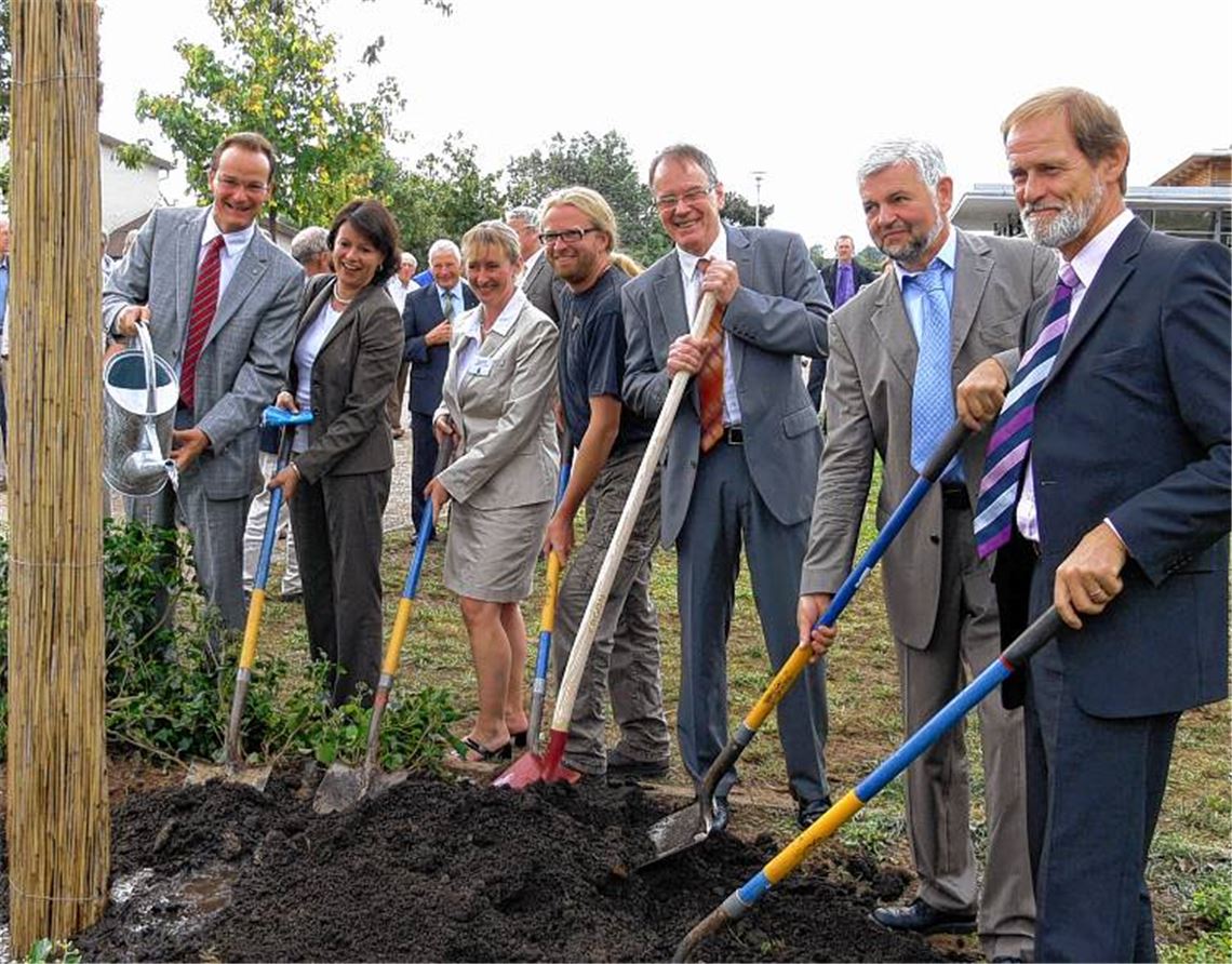 Eine Sommerlinde als Erinnerung an das Dorfjubiläum (von rechts): Ministerialdirektor Dr. Theodor Seegers, Ministerialdirektor Wolfgang Reimer, Dezernent Karl-Heinz Zeller, Henning Wagner (spendete den Baum), Bürgermeisterin Sigrid Hornauer, die Landtagsabgeordnete Viktoria Schmid (CDU) und der Bundestagsabgeordnete Gunther Krichbaum (CDU) griffen zu Schaufel und Gießkanne.