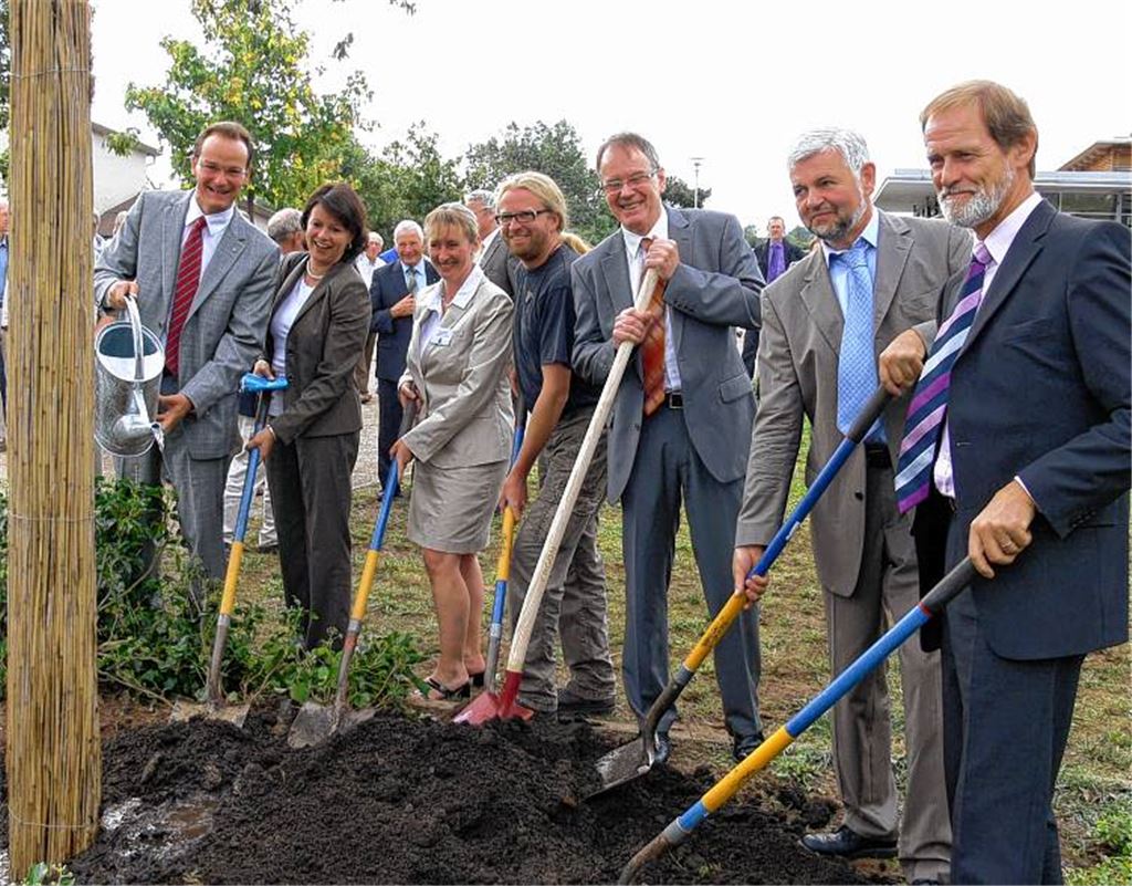 Eine Sommerlinde als Erinnerung an das Dorfjubiläum (von rechts): Ministerialdirektor Dr. Theodor Seegers, Ministerialdirektor Wolfgang Reimer, Dezernent Karl-Heinz Zeller, Henning Wagner (spendete den Baum), Bürgermeisterin Sigrid Hornauer, die Landtagsabgeordnete Viktoria Schmid (CDU) und der Bundestagsabgeordnete Gunther Krichbaum (CDU) griffen zu Schaufel und Gießkanne.