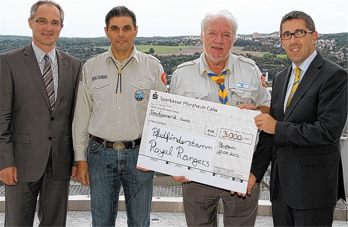 Eine Spende für die Anschaffung neuer Zelte überreichen Bereichsdirektor Stephan Günthner (li.) und Marktdirektor Bernhard Fuchs (re.) an Armin Zumrode (2.v.re.) und Toni Greco von den Royal Rangers.