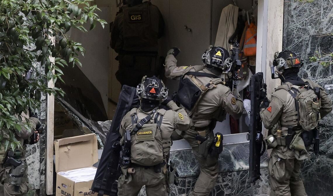 Eine Spezialeinheit der Carabinieri stürmt während eines Überfalls eine Bank in Neapel.