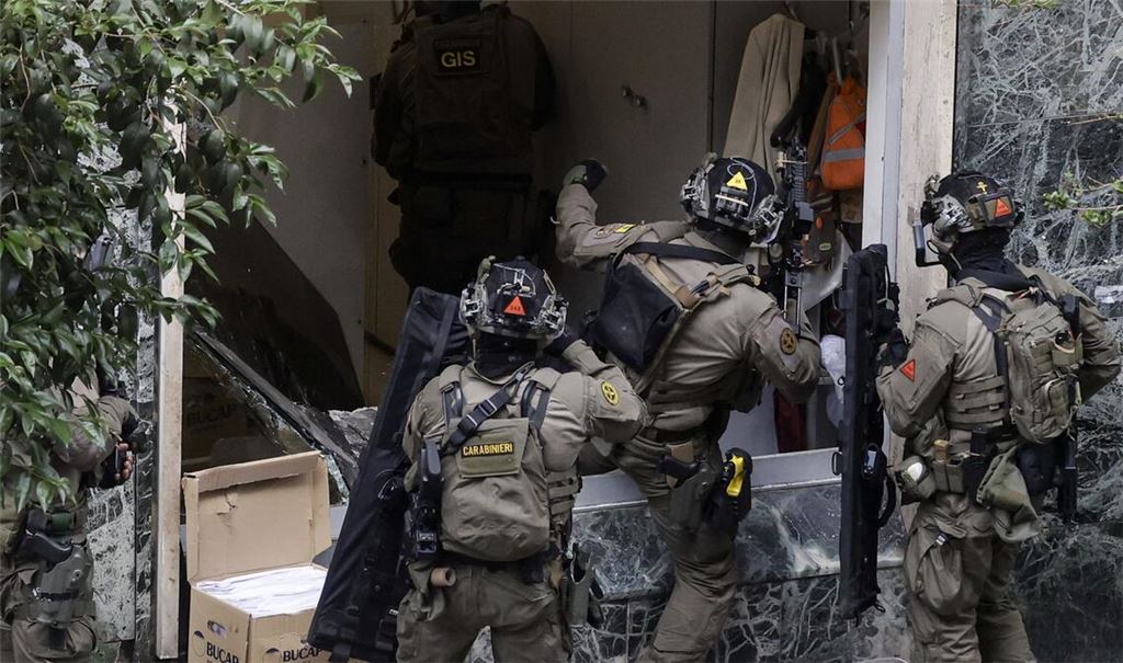 Eine Spezialeinheit der Carabinieri stürmt während eines Überfalls eine Bank in Neapel.