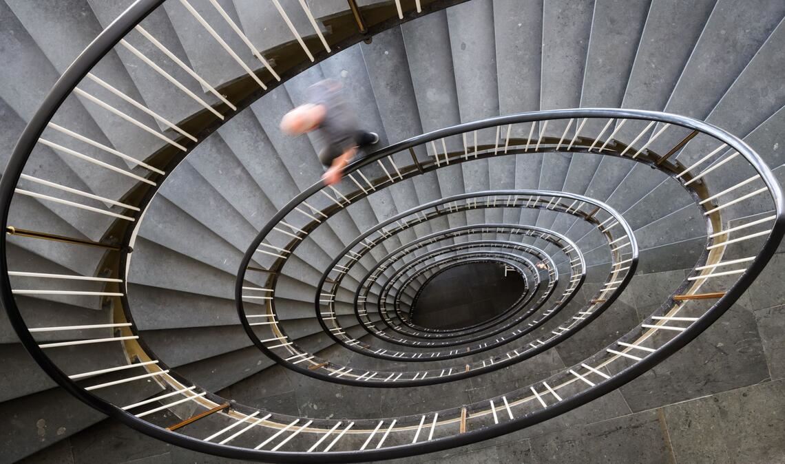 Eine Spirale, bei der nichts heraus- und man selbst nie irgendwo ankommt: Das kann aus dem Gedankenkreisen werden. Doch es gibt Tipps und Hilfe.