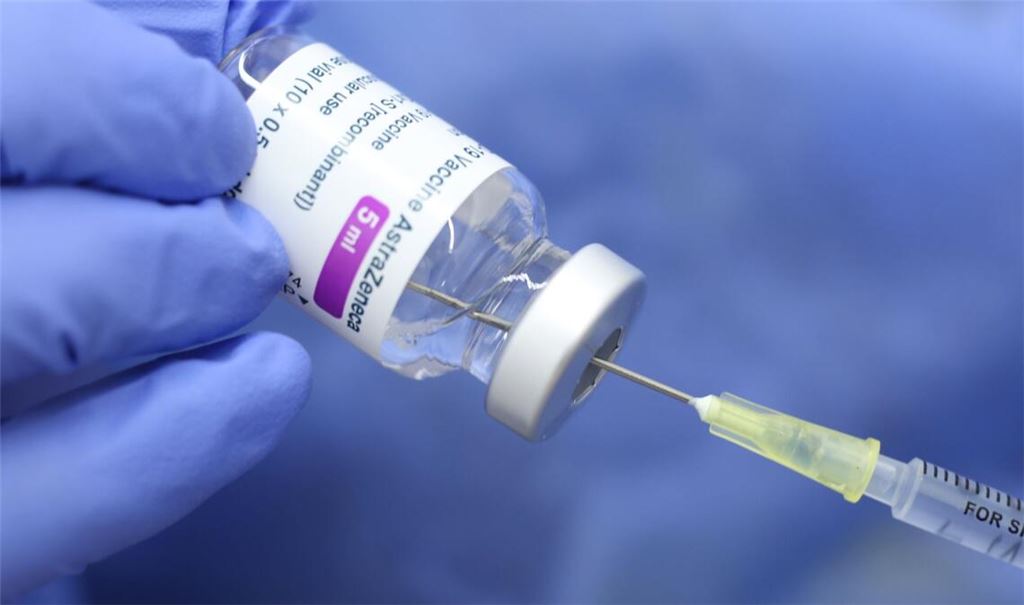 Eine Spritze mit dem Corona Impfstoff AstraZeneca. Eine Frau erkrankte nach einer Corona-Impfung schwer und klagte – die Entscheidung des OLG steht noch aus (Symbolfoto).