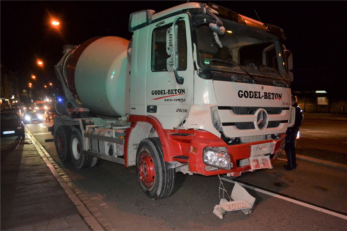 Geklauter Betonmischer rammte in Pforzheim mehrere Fahrzeuge - Eigentümer versuchte zu stopppen - Täter auf der flucht