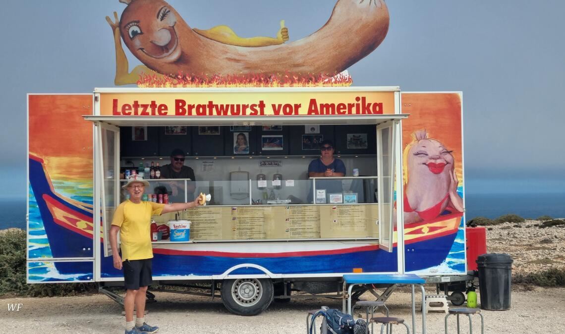 Eine Stärkung noch ganz am Anfang der Pilgerwanderung: Wolfgang Frommer genießt die „Letzte Bratwurst vor Amerika“, die es an der Algarve in Portugal zu kaufen gibt. Fotos: privat
