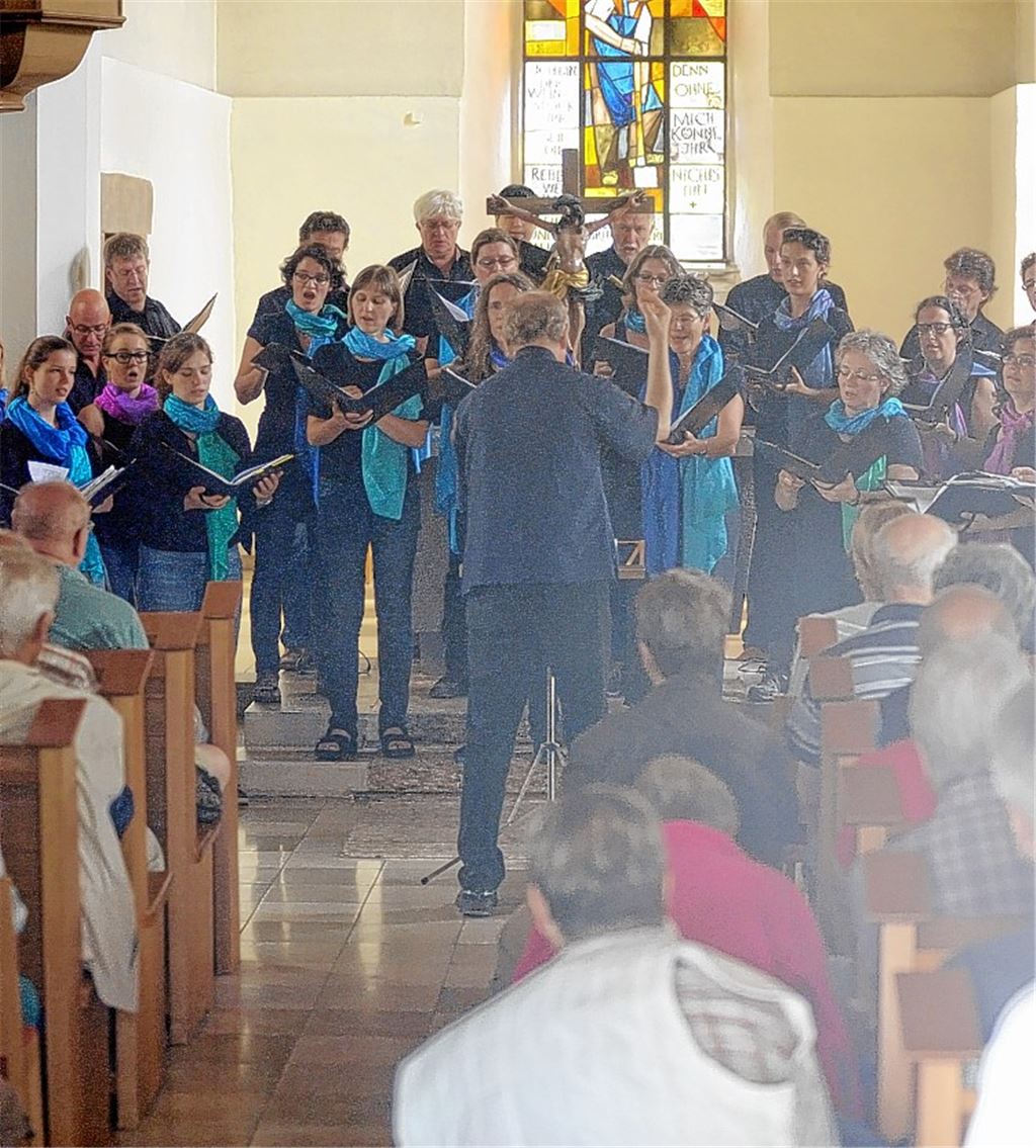 Eine Station des Wanderkonzerts: In der evangelischen Kirche in Zaisersweiher präsentiert der Kammerchor den zweiten von drei Teilen seines sakralen Konzertprogramms. Foto: Fotomoment