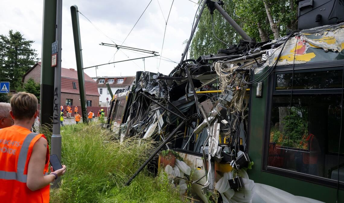 Eine Straßenbahn in Neu Hohenschönhausen ist entgleist. Bei dem Unfall gab es viele Verletzte.