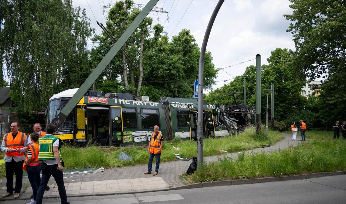 Eine Straßenbahn in Neu Hohenschönhausen ist entgleist. Bei dem Unfall gab es viele Verletzte.