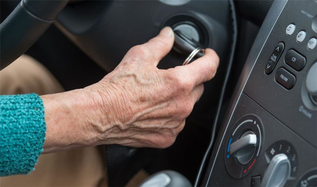 Eine Studie hat herausgefunden, was Ursachen für Verkehrsunfälle Älterer sind. (Symbolbild)