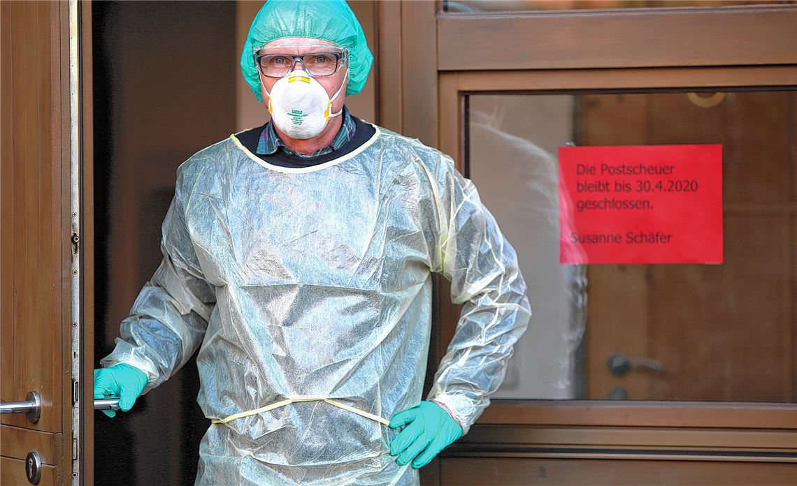 „Eine Stunde in so einem Ding ist kein Spaß“: Der Arzt Dr. Till Neugebauer erinnert daran, dass die Corona-Krise für das medizinische Personal eine enorme Zusatzbelastung darstellt. Nicht nur dann, wenn in schweißtreibender Schutzkleidung Abstriche gemacht werden müssen. Archivfoto: Disselhoff