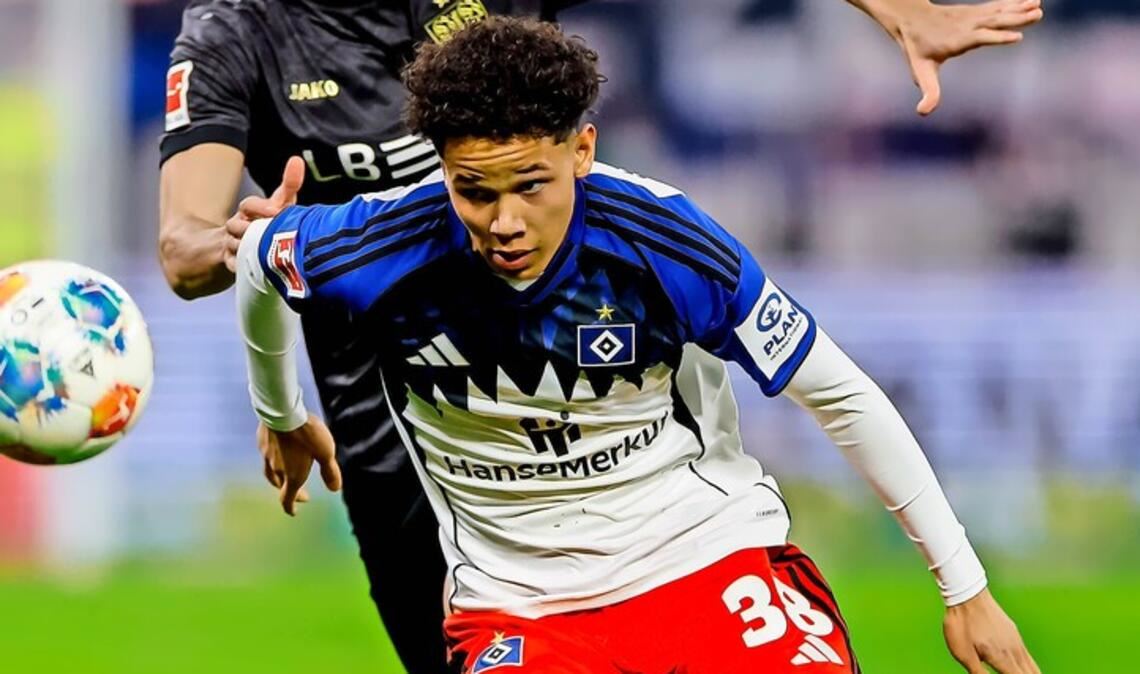 Eine Szene aus dem Hinspiel zwischen dem HSV und VfB Stuttgart vom 30. November 2025:  Alexander Rossing-Lelesiit wird von VfB-Mann Ameen Al-Dakhil verfolgt.