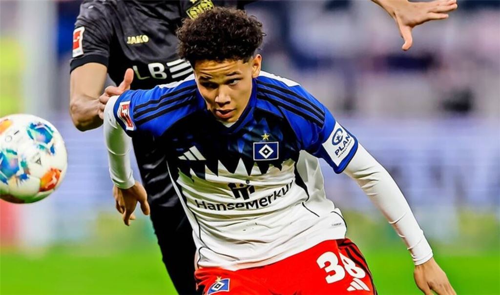 Eine Szene aus dem Hinspiel zwischen dem HSV und VfB Stuttgart vom 30. November 2025:  Alexander Rossing-Lelesiit wird von VfB-Mann Ameen Al-Dakhil verfolgt.