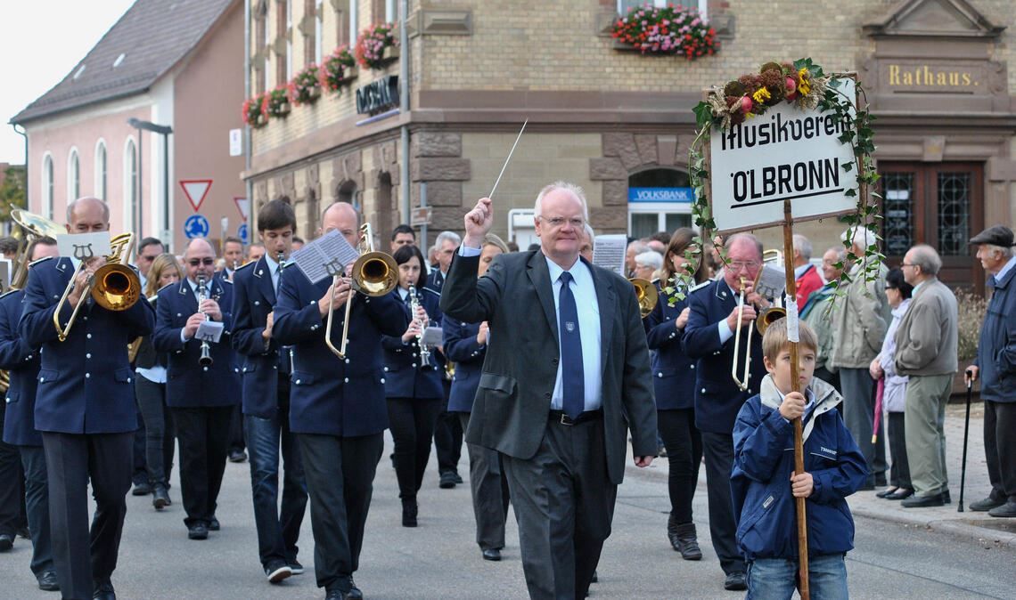 Eine Szene aus dem Jahr 2012: Der Musikverein Ölbronn setzt nicht nur auf der Konzertbühne Akzente, sondern auch beim mehrtägigen Erntedankfest. Foto: Archiv