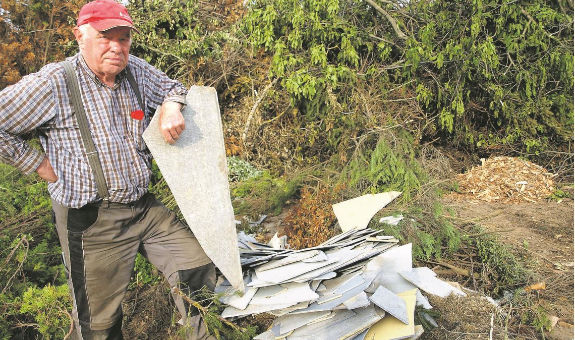 Eine Szene aus dem Jahr 2019: Theo Bellon mit illegal abgelagertem Müll. Foto: Archiv