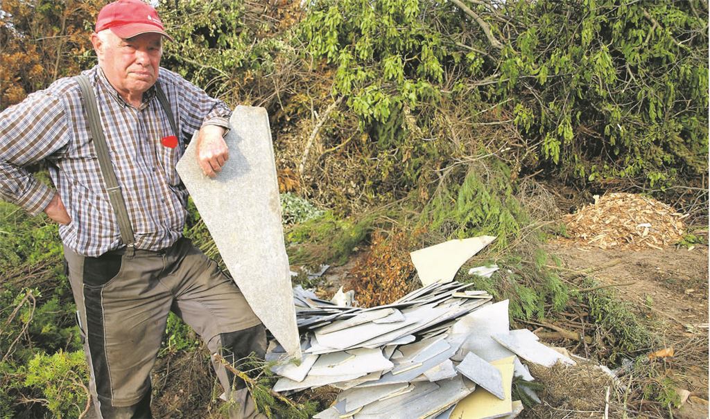 Eine Szene aus dem Jahr 2019: Theo Bellon mit illegal abgelagertem Müll. Foto: Archiv