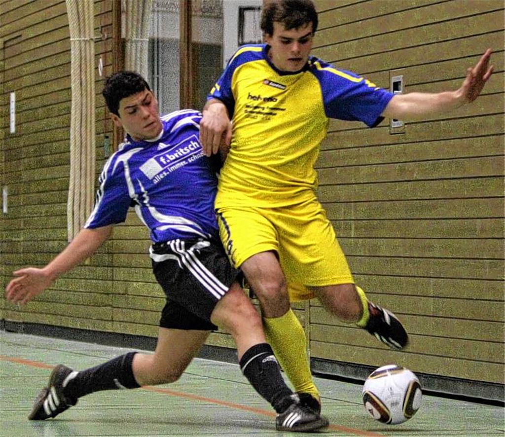 Eine Szene des Hallenstadtpokal-Finales 2010: Baris Yildirim (li.) von Viktoria Enzberg bedrängt Phönix-Stürmer Arne Körner. Beide Mannschaften zählen in diesem Jahr wieder zu den Favoriten, obwohl Enzberg im vergangenen Jahr frühzeitig ausschied..Eigner