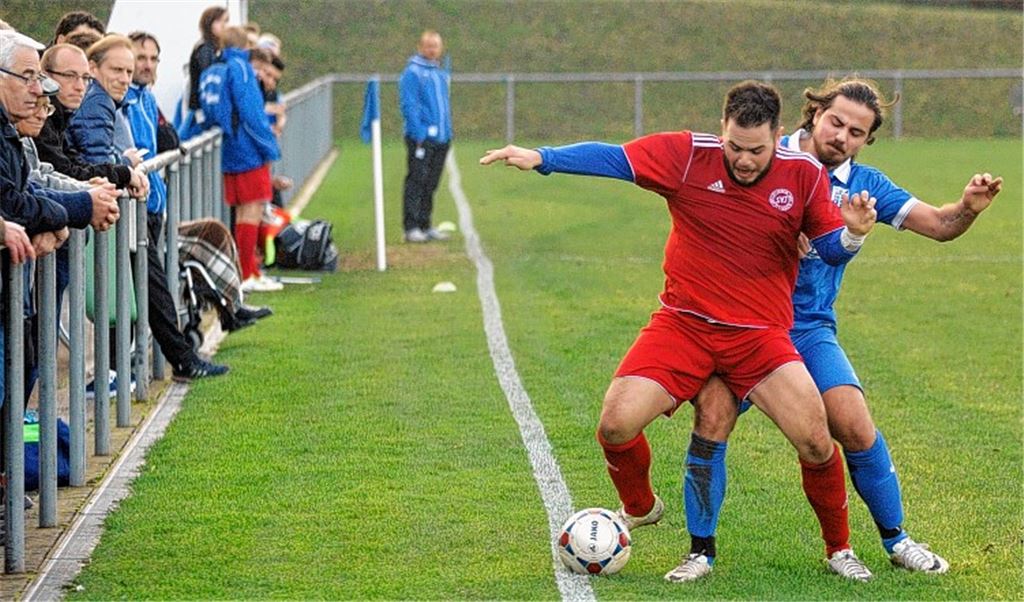 Eine Szene des jüngsten Heimspieltags in Illingen: Die Gastgeber, ausnahmsweise in Rot, gewinnen 2:0 gegen die SpVgg Bissingen.
