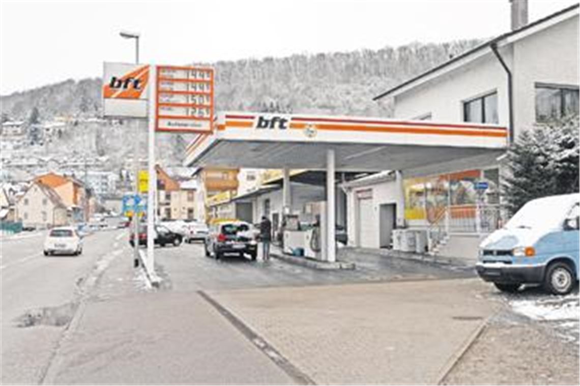 Eine Tankstelle in Niefern-Vorort ist zur Zielscheibe eines Überfalls geworden. Der Täter konnte mit seiner Beute zu Fuß flüchten. Foto: Tilo Keller