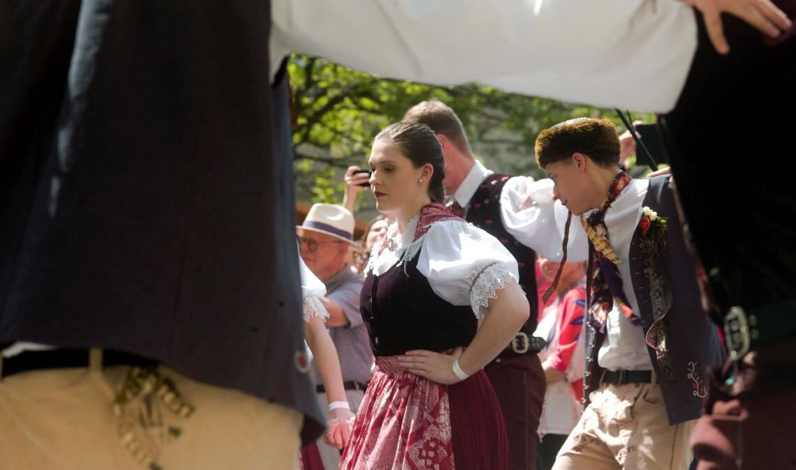 Eine Tanzgruppe und Volksmusik sorgten beim Dialogfestival "Meeting Brno" für gute Stimmung.