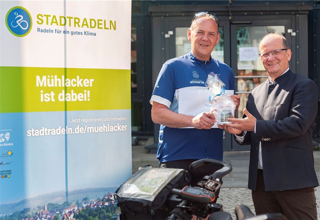 Eine Tasse der Gemeinde Waldstetten überreicht Stadtradeln-Botschafter Rainer Fumpfei (li.) an Bürgermeister Abicht. Foto: Fotomoment