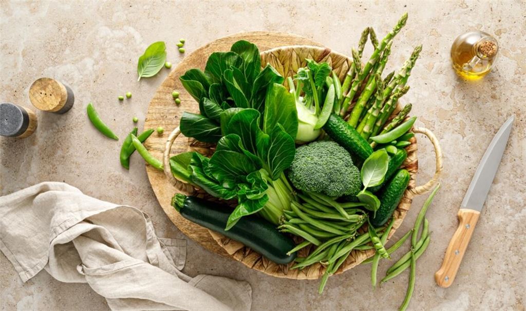 Eine Theorie führt den Namen des Gründonnerstags auf den Brauch zurück, an diesem Tag grüne Speisen zu essen.