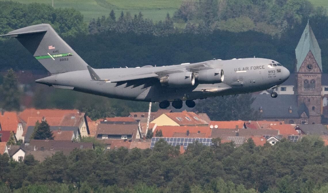 Eine Transportmaschine der US-Airforce ist im Landeanflug auf die US-Airbase Ramstein in Rheinland-Pfalz.
