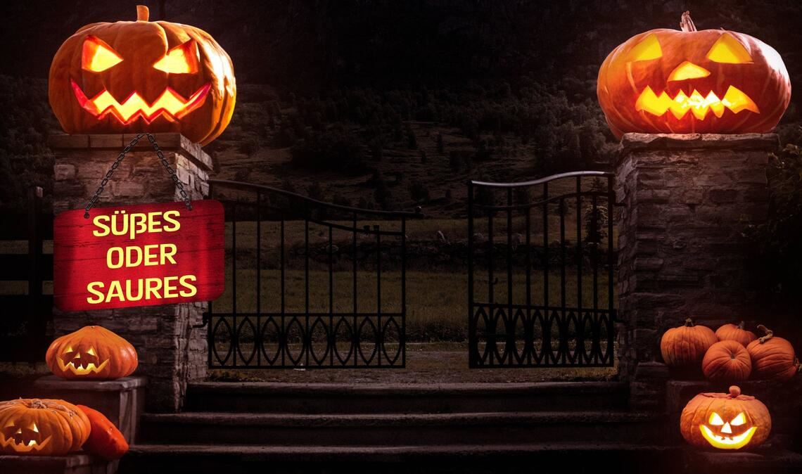 Eine Treppe vor einem Friedhof bei Nacht umgeben von leuchtenden Halloween Kürbissen mit gruseligen Gesichtern und einem Geist.