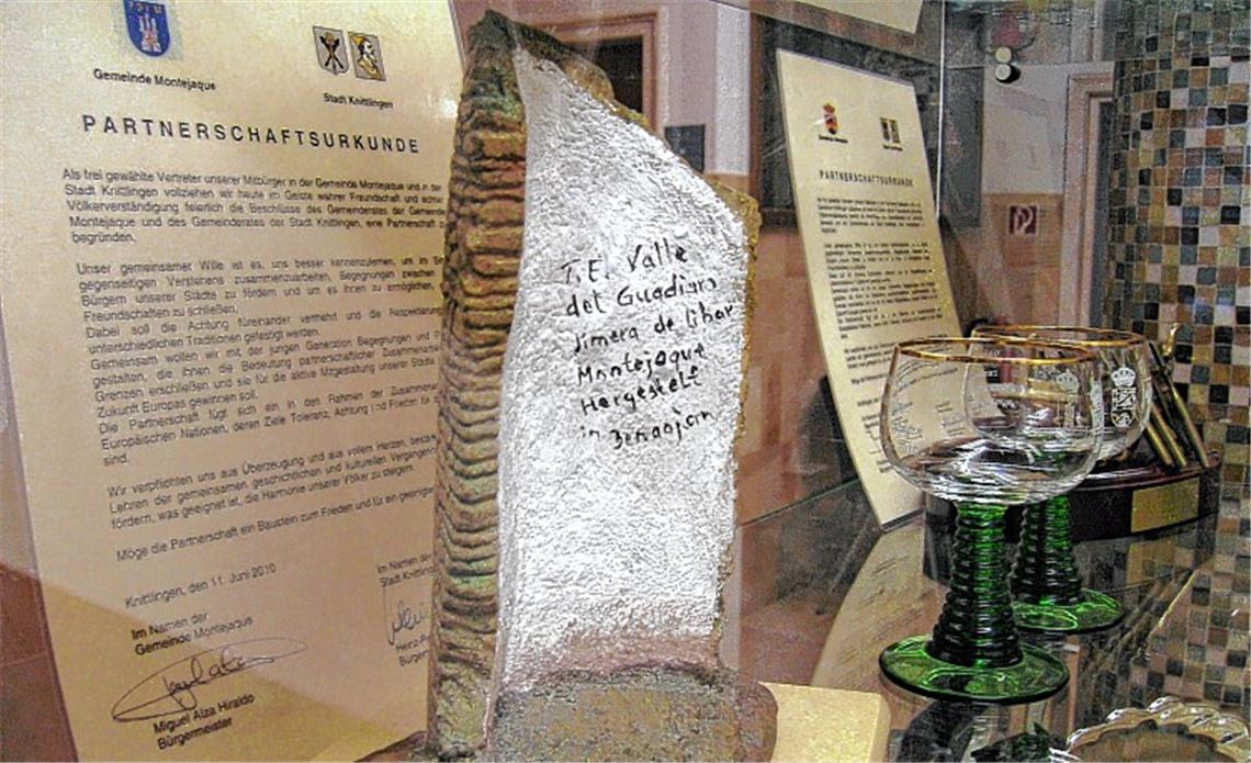 Eine Vitrine im Knittlinger Rathaus enthält nicht nur die Partnerschaftsurkunden, sondern auch zahlreiche Geschenke, die die seit Jahrzehnten gepflegte Freundschaft untermauern.