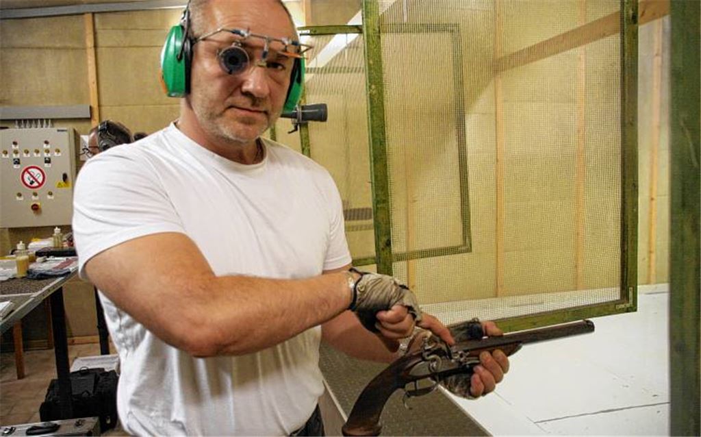 Eine Waffe mit Herz und Seele, die keine Fehler verzeiht: Thomas Schulz mit einer Steinschlosspistole, wie sie ab dem Ende des 17. Jahrhunderts gebräuchlich war. Archivfoto: Eigner