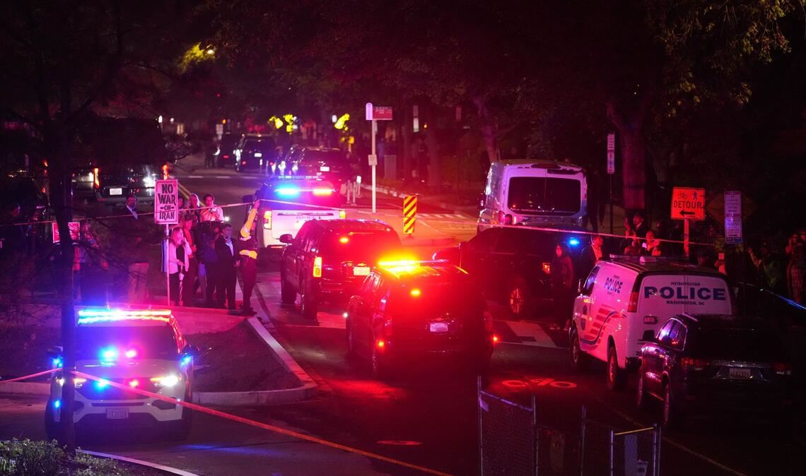Eine Wagenkolonne verlässt das Washington Hilton nach einem Zwischenfall während des White House Correspondents Dinner.