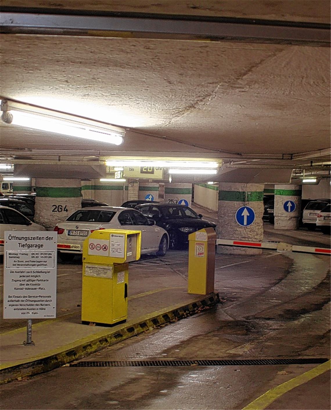 Eine Welt, in der Zeichensprache und künstliches Licht regieren: Holger Hardung und sein Team arbeiten gerne im Untergrund – unter anderem als Techniker, Ordner und Lotsen. 