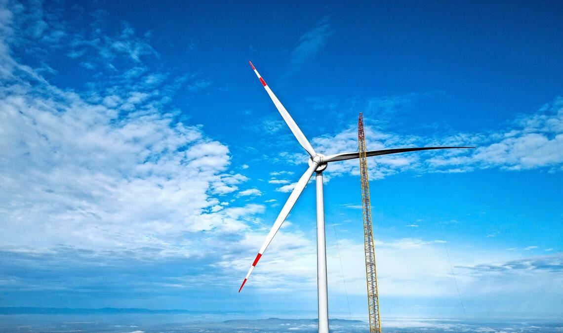 Eine Windkraftanlage auf dem Freiburger Hausberg Schauinsland: hoch über dem Rheintal.