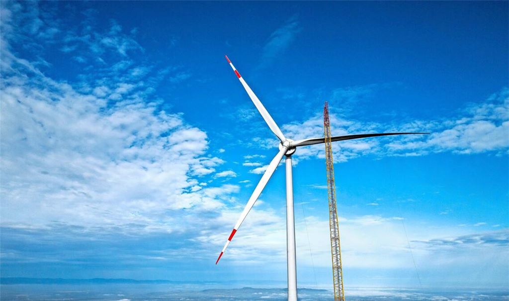 Eine Windkraftanlage auf dem Freiburger Hausberg Schauinsland: hoch über dem Rheintal.
