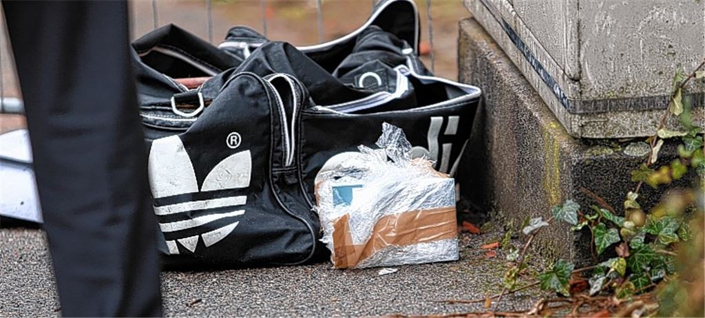 Sprengstoffexperten untersuchen Tasche