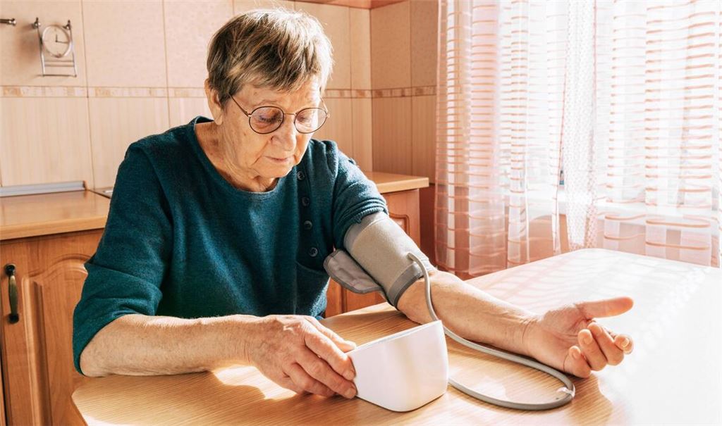 Eine ältere Frau misst ihren Blutdruck: Erkrankungen des Herz-Kreislauf-Systems wie Herzinfarkt oder Vorhofflimmern sind im Jahr 2024 die häufigste Todesursache bei Frauen in Deutschland gewesen.