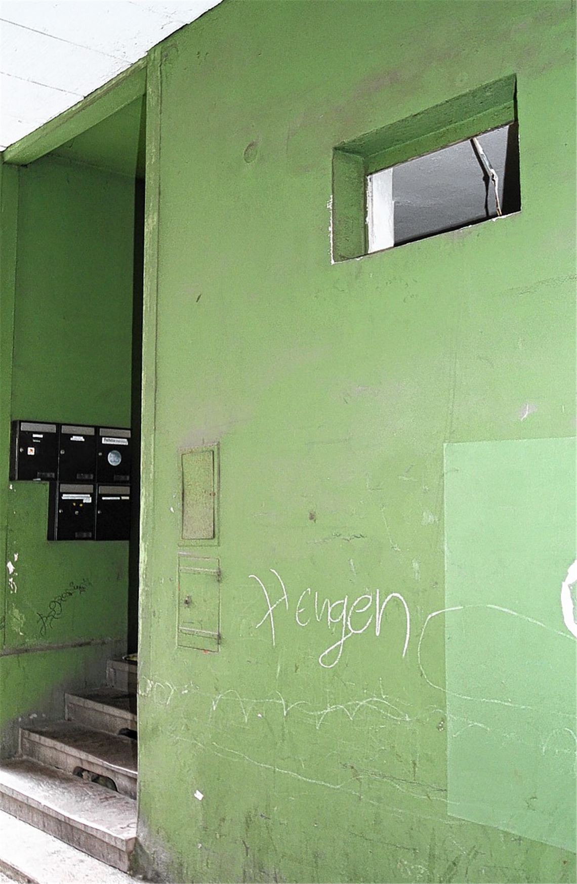 Eine akrobatische Leistung vollbringen der oder die Täter, die durch ein schmales Fenster in gut drei Metern Höhe in ein Lokal an der Mühlacker Bahnhofstraße einsteigen.