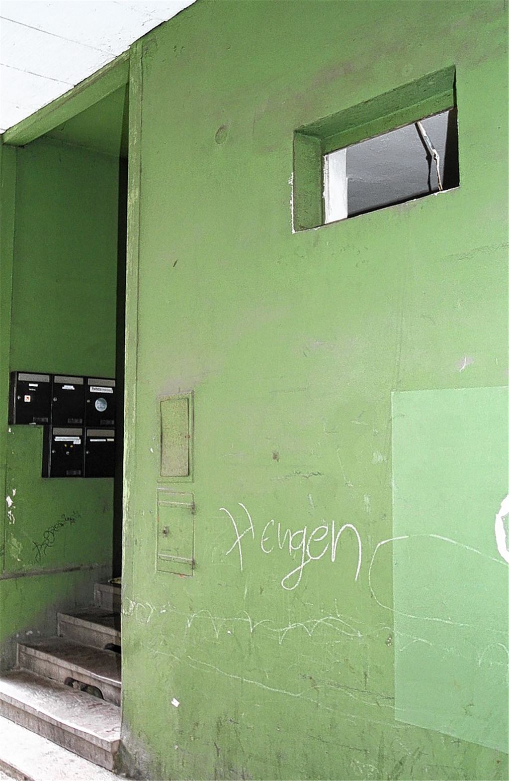 Eine akrobatische Leistung vollbringen der oder die Täter, die durch ein schmales Fenster in gut drei Metern Höhe in ein Lokal an der Mühlacker Bahnhofstraße einsteigen.