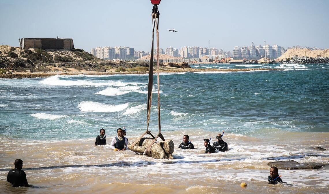 Eine antike Statue wird im Hafen von Abu Qir vom Meeresgrund des Mittelmeers geborgen